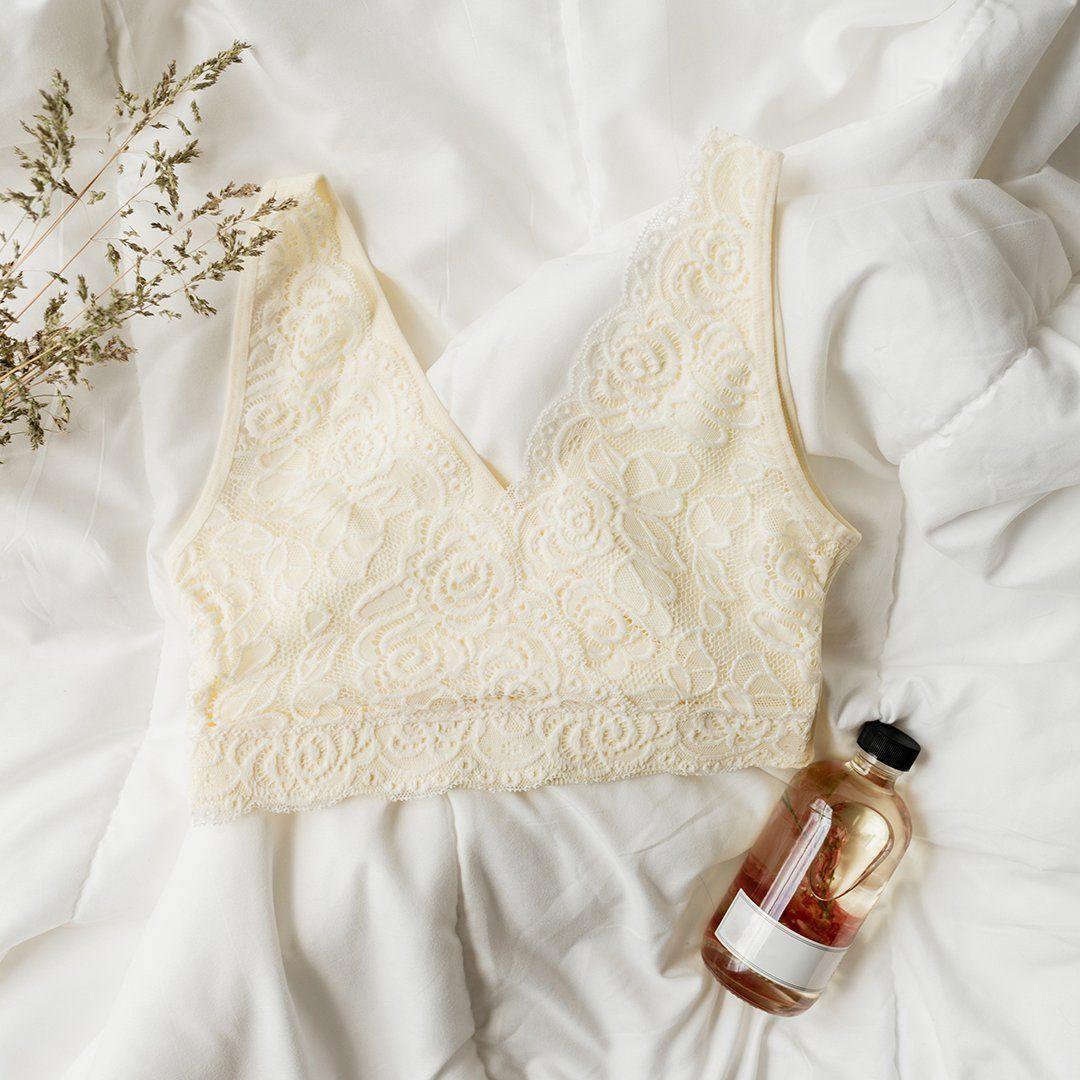 HUG COMFORTABLE AND STRETCHABLE LACE BRALETTE: 
Supportive white Sports Bra with lace back for tween and Teen girls A - D cup