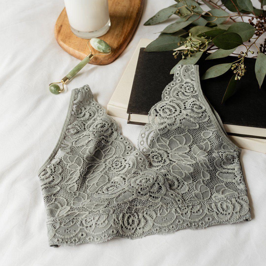 HUG COMFORTABLE AND STRETCHABLE LACE BRALETTE: 
Supportive gray Sports Bra with lace back for tween and Teen girls A - D cup